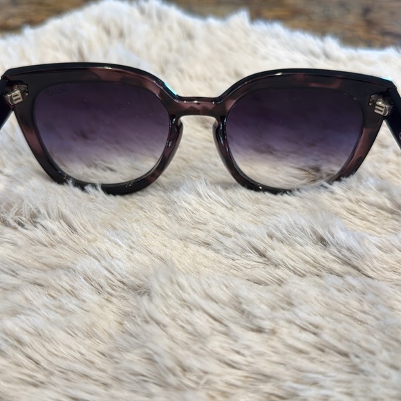 Quay Sunglasses - Picture 4 of 6